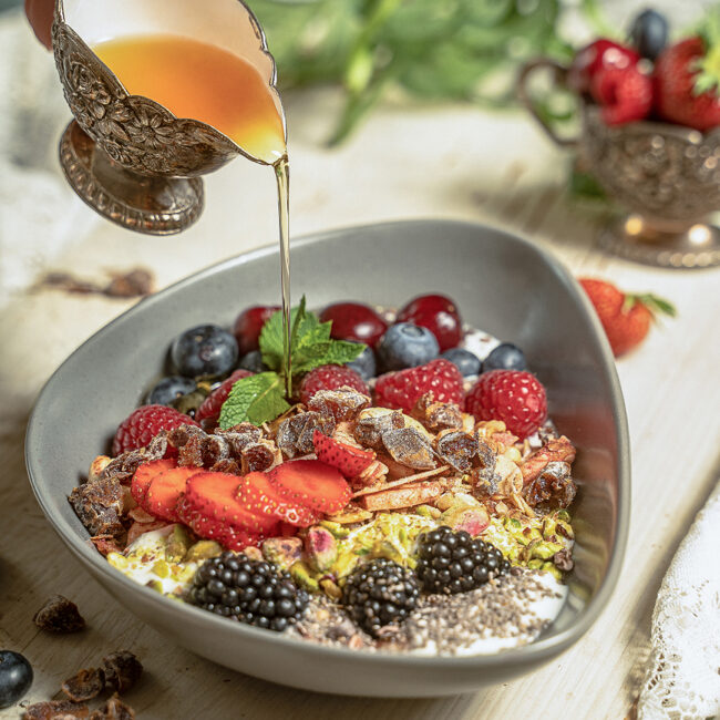 Aroma-Sirup auf Müsli. Fruchtsüße aus Datteln.